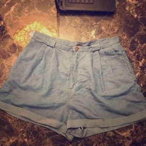 Medium high waisted flowy shorts!